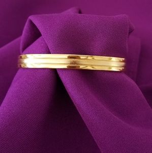 Mens magnetic bracelet in gold tone.